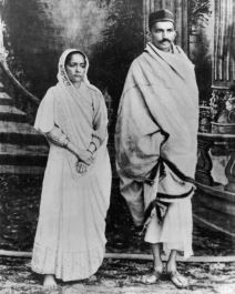 mahatma-gandi-sa-kasturbom.jpg