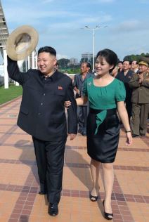 kim-dzong-un-sa-suprugom-ri-sol-ju.jpg
