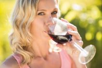 zena-pije-vino.jpg