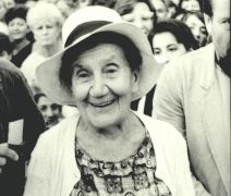 desanka-maksimovic-prvi-dobitnik-zlatnog-krsta-kneza-lazara.jpg