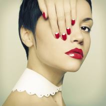 devojka-sa-crvenim-lakom-na-noktima.jpg