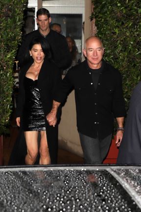 dzef-bezos.jpg