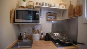 tiny-house-giant-journey--her-tiny-house-is-the-size-of-a-garage---its-really-cute-h4eyrsz6x5a--1180x664--12m09s.jpg