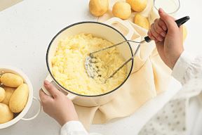 mrcvarenje-pire-krompira-stockphotowomanpreparingtastymashedpotatoesonlightbackgroundcloseup2069068031.jpg