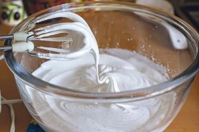 pogresno-tretiranje-belanaca-stockphotoeggwhitesbeatentoafrothystagewhippedeggwhitesformeringue1807617094.jpg