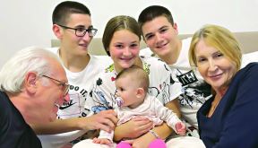 deda-za-primer-mala-andjelija-je-u-centru-paznje-cele-porodice.jpg