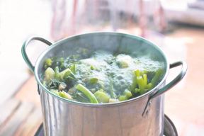 prekuvano-povrce-stockphotoaboilingpotofvegetablesoupontopofthestove1797780922.jpg
