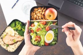 zdrave-namirnice----stockphotohealthylunchatofficeworkplacemaneatingnutritionlunchfromtakeawaylunchboxatworking1382567966.jpg