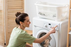 glavna--stockphotosideviewofyoungwomanswitchingwashingmachineathome2265425399.jpg