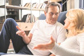 svaki-put-isto---stockphotohappymiddleagedcoupletalkingandlyingonbedathome616048652.jpg