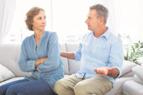 glavna--stockphotomiddleagedcouplesittingonthesofahavingadisputeathomeinthelivingroom148903424.jpg