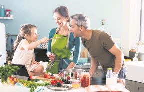 glavna--stockphotodadmomandtheirlittledaughtercookingbolognesesauceforspaghettiinthekitchenthereis649127248.jpg