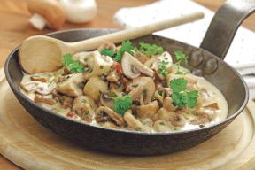 pecurke--stockphotowhiteandbrownmushroomsincreamsauceinapan1824818948.jpg
