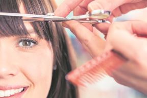 ako-imate-siske---stockphotohairdressercuttingwomanbangshairinshop209201461.jpg