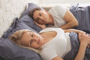 glavna--stockphotopeoplerelationshipdifficultiesandfamilyconceptunhappycouplehavingconflictinbedathome1392259934.jpg