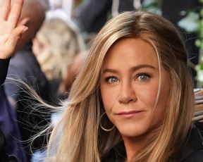 Dženifer Aniston iz mlađih dana pozdravlja publiku