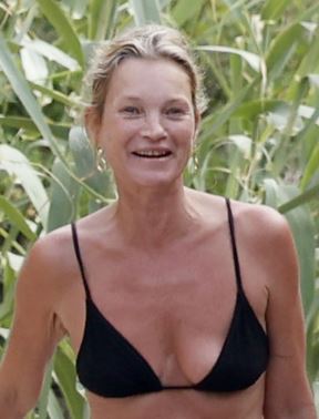 Kejt Mos u bikiniju i šorcu bez šminke na licu