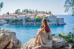 Devojka kod ostrva Sveti Stefan