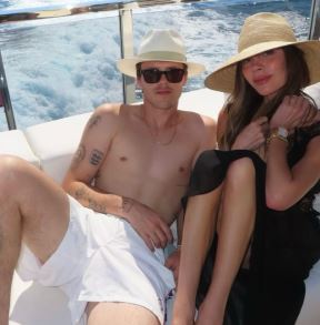 Viktorija Bekam na jahti pozira sa mlađim sinom