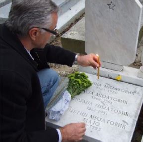 Slobodan Simikić na grobu porodice Mijatović