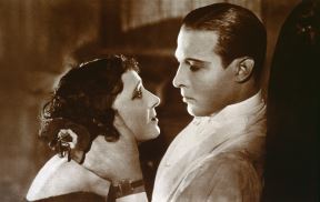 Rudolf Valentino grli ženu na filmu