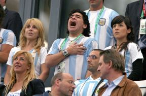 Maradona preva himnu sa suprugom i ćerkom