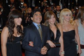 Maradona sa ćerkama i suprugom