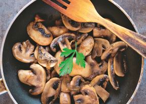 PECURKE  stock-photo-fried-mushrooms-with-onion-on-a-pan-with-parsley-and-wooden-fork-1501626842.jpg