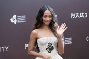 Zoi Saldana u beloj čipkanoj haljin na crvenom tepihu
