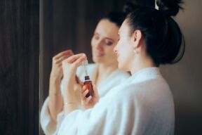 Žena nanosi retinol.jpg
