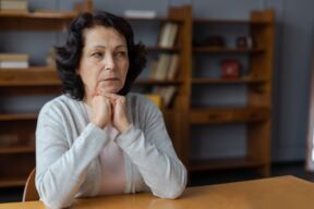 Starija žena gleda zabrinuto.jpg