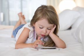 devojcica-sa-telefonom-thinkstock.jpg