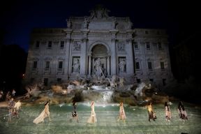 fendi-revija-na-fontani-di-trevi.jpg