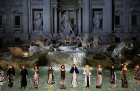 fendi-revija-na-fontani-di-trevi.jpg