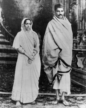 mahatma-gandi-sa-kasturbom.jpg