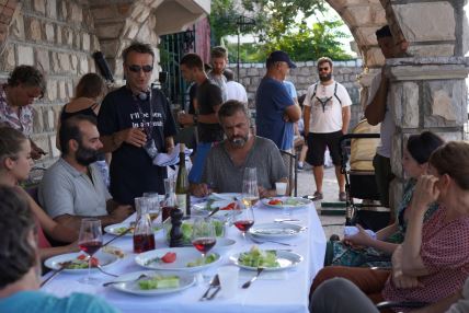 reditelj-serije-goran-gajic-sa-glumcima.jpg