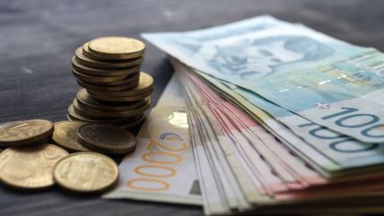 Kovani i papirni novac na stolu