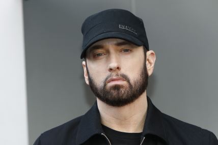 Eminem obučen u crno posmatra