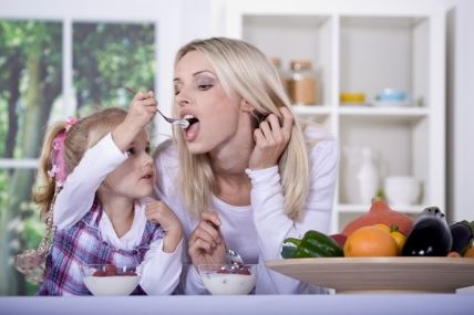 mama-i-cerka-jedu-vocni-jogurt.jpg