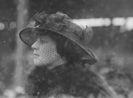 madeleine-astor-at-belmont-park-1915.jpg