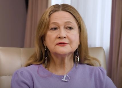 Tamara Globa u ljubičastom džemperu