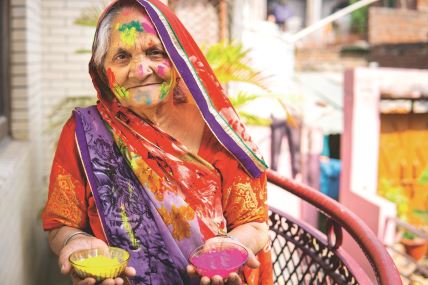 indija-praznik-proleca-stockphotoportraitofhappyoldindianwomanholdingcolorpowderbowlinhandandcelebratingtheholi2130157382.jpg
