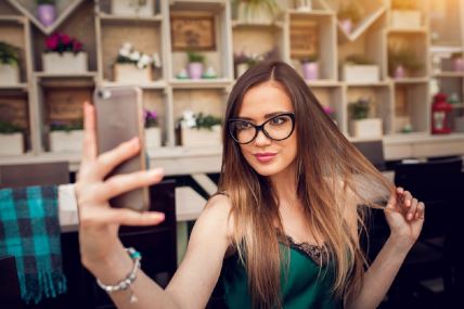 devojka-pravi-selfie.jpg