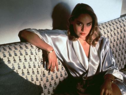 Šeron Stoun sedi na kauču