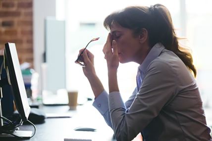 place-vam-se-zbog-posla---stockphotoexhaustedfemaleworkersitatofficedesktakeoffglassesfeelunwellhavingdizzinessorblurry1489697975.jpg