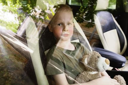 glavna-stockphotochildlockedincarblondboyisclosedinautowithoutwaterheishotandhisfaceisred2167703289.jpg