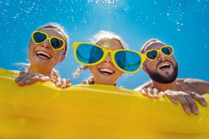 glavna---stockphotohappyfamilyhavingfunonsummervacationportraitofchildmotherandfatheroutdooragainst1976021822.jpg