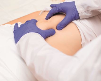 stomak-stockphotodoctorsurgeonexaminesthestomachofagirlpatientforthepresenceofumbilicalhernia1770433598.jpg