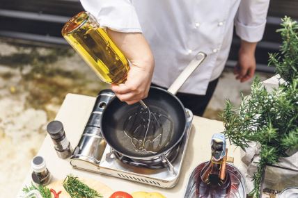 przenje-stockphotochefpreparingoliveoilinapanformakingrosemaryoil589858823.jpg