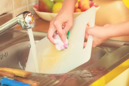 plasticna-daska-za-secenje-stockphotohouseholdcloseupwomandoingthewashingupinkitchencleaningplasticcuttingboard1409289851.jpg